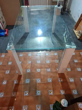 Mesa de cristal y metal