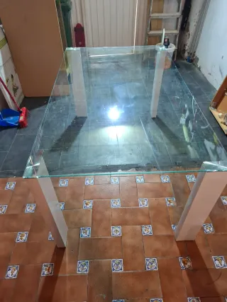 Mesa de cristal y metal