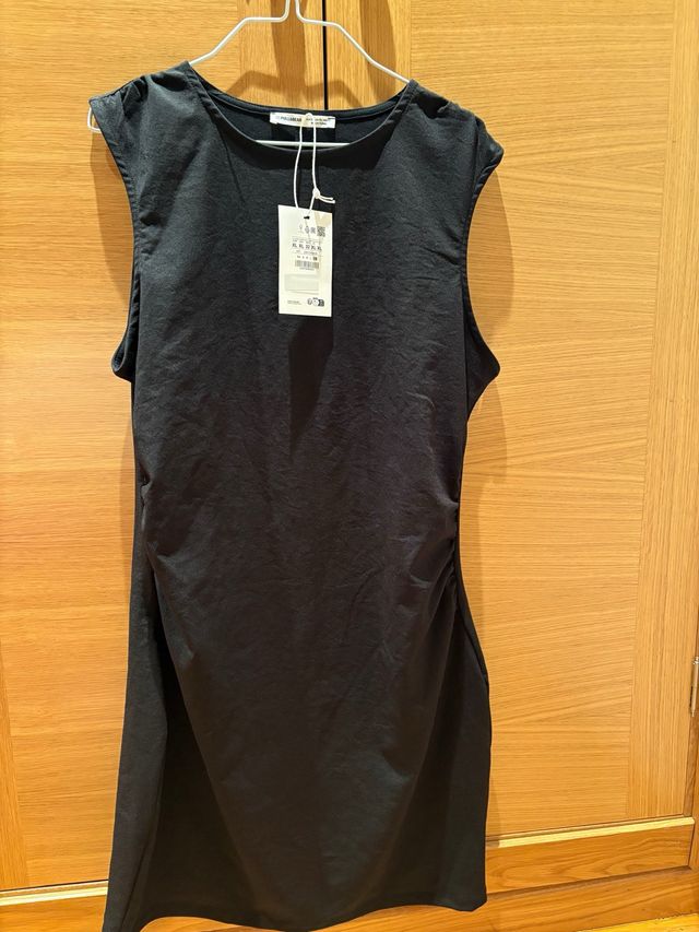 Vestido negro ajustado corto