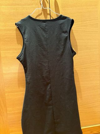 Vestido negro ajustado corto