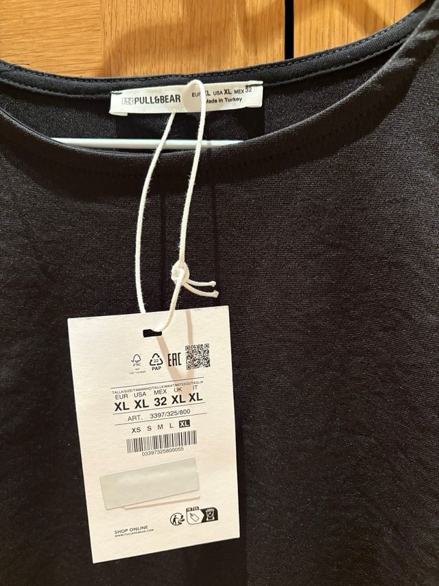 Vestido negro ajustado corto