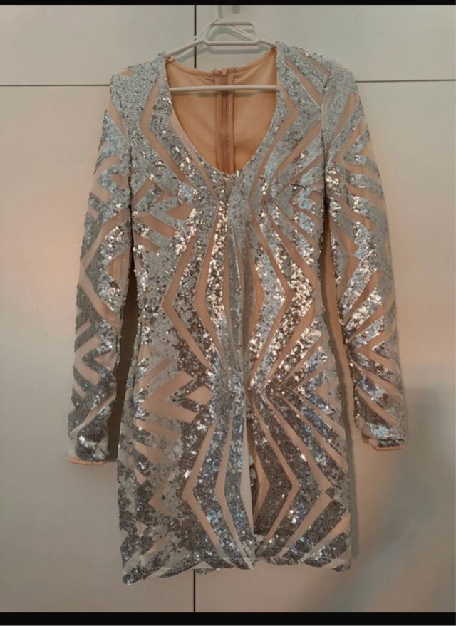 Vestido de fiesta con lentejuelas plateadas