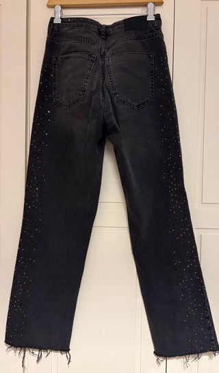 Pantalón Zara negro con tachuelas plateadas
