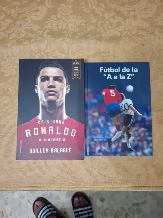 Dos libros sobre fútbol. Uno es la biografía de Cr