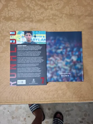 Dos libros sobre fútbol. Uno es la biografía de Cr