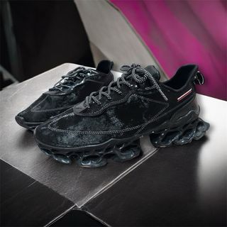 Zapatillas negras suela futurista