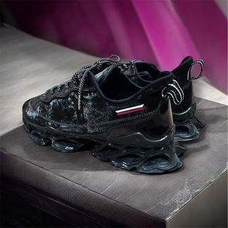 Zapatillas negras suela futurista