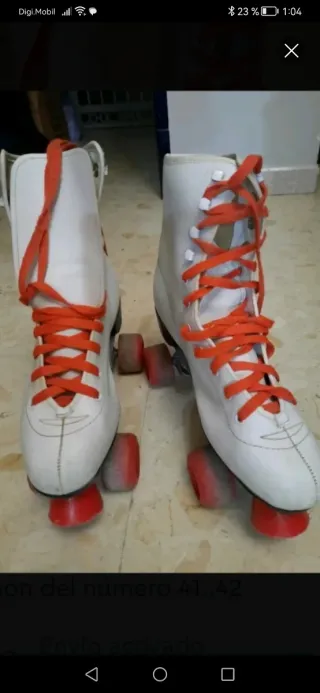 Patines blancos con cordones rojos 
