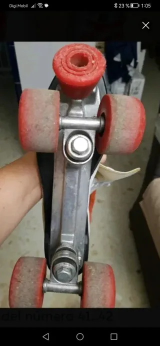 Patines blancos con cordones rojos 