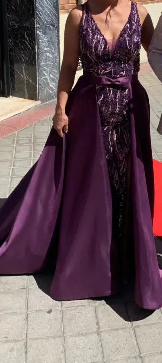 Vestido de fiesta morado y pedrería 