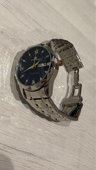 Reloj plateado esfera azul marino