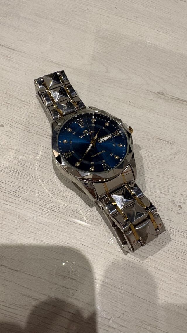 Reloj plateado esfera azul marino