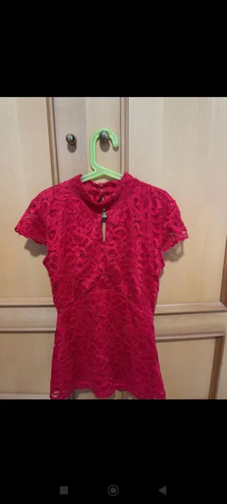 Blusa de encaje roja para mujer