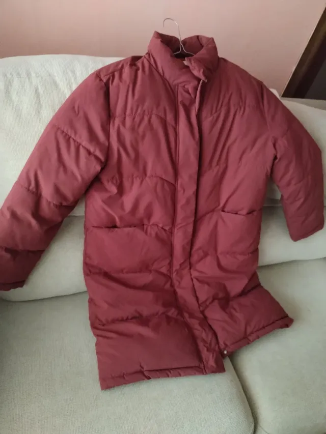 Chaqueta de plumas impermeable roja