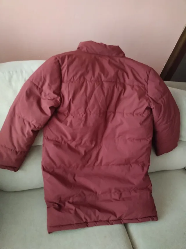 Chaqueta de plumas impermeable roja