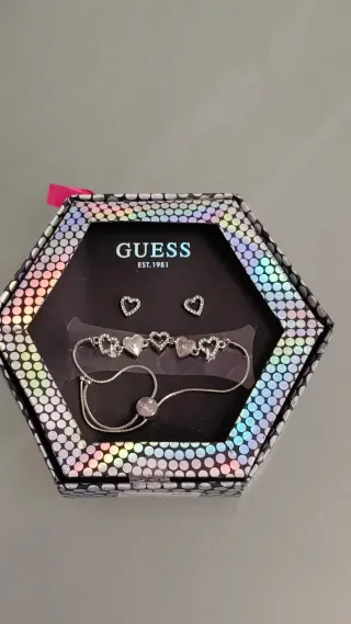 Conjunto Guess Pulsera y Pendientes Corazón