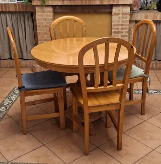 Mesa redonda y 4 sillas madera maciza.