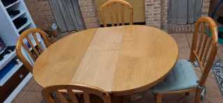 Mesa redonda y 4 sillas madera maciza.