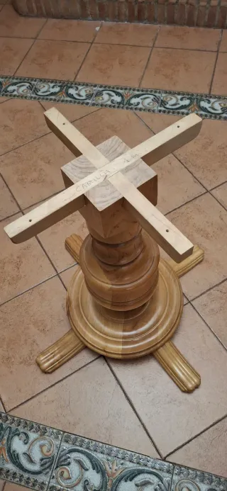 Mesa redonda y 4 sillas madera maciza.