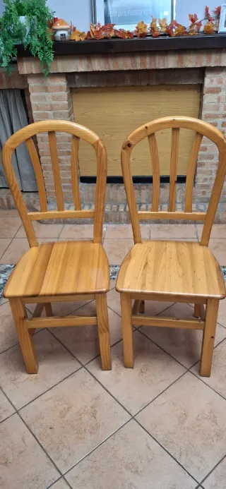 Mesa redonda y 4 sillas madera maciza.