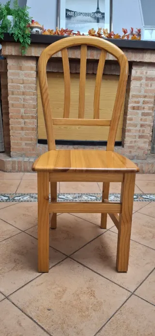 Mesa redonda y 4 sillas madera maciza.
