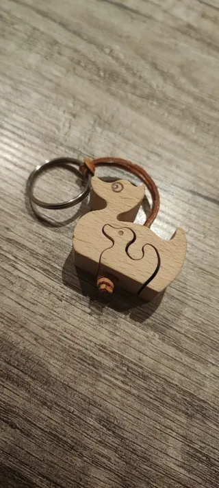 Llavero de madera de patos