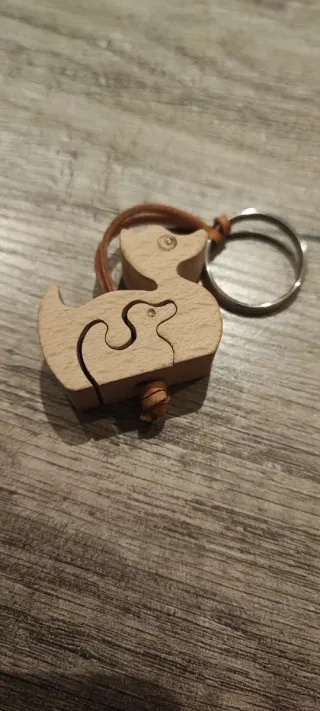 Llavero de madera de patos