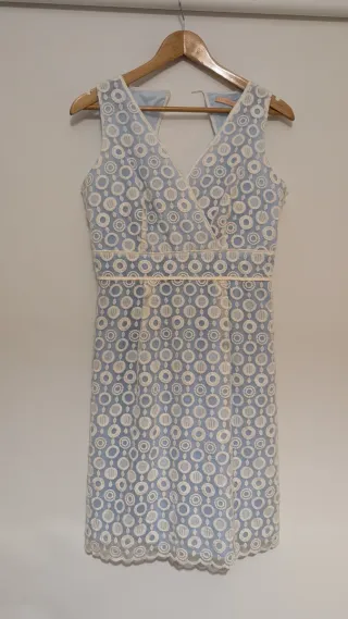 Vestido azul con círculos blancos