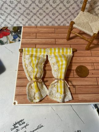 Tenda gialla per casa delle bambole