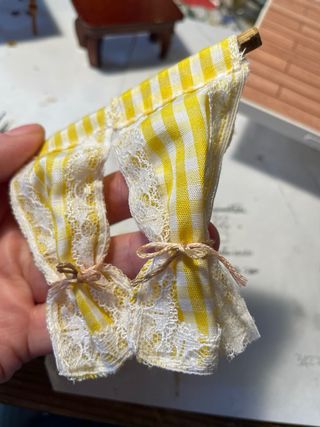 Tenda gialla per casa delle bambole