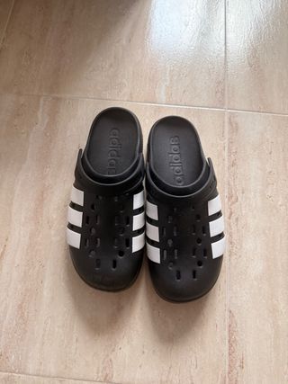 Chanclas Adidas Negras y Blancas