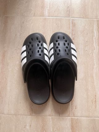 Chanclas Adidas Negras y Blancas