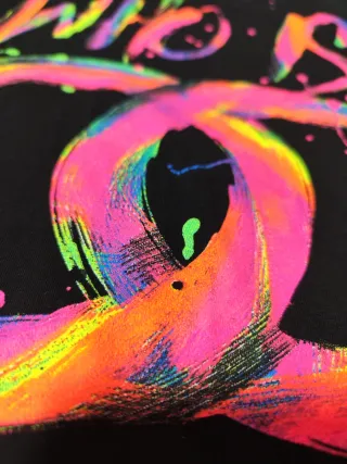 Camiseta negra dibujo fosforito 