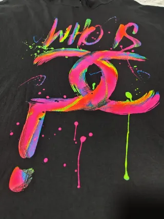 Camiseta negra dibujo fosforito 