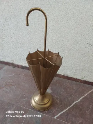 Paragüero dorado estilo paraguas