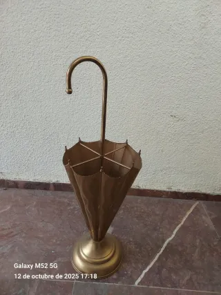 Paragüero dorado estilo paraguas