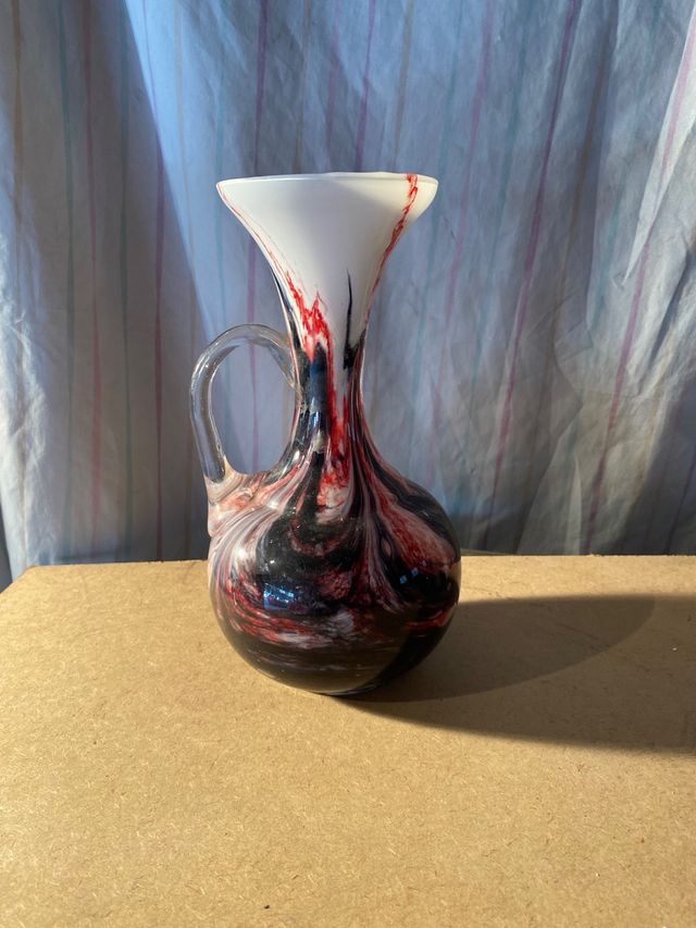 Florero de cristal con diseño marmoleado