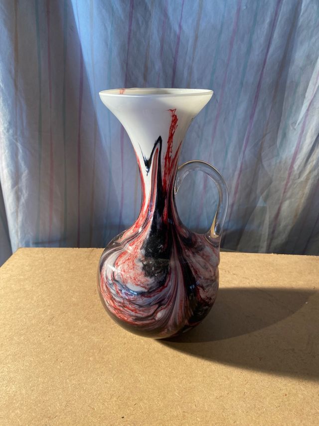 Florero de cristal con diseño marmoleado