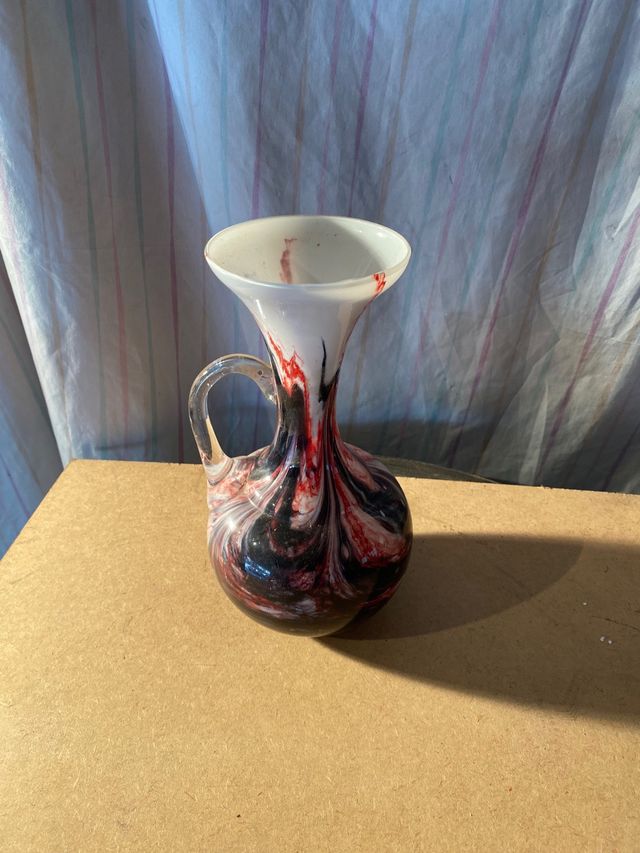 Florero de cristal con diseño marmoleado