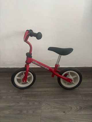 Bicicleta sin pedales roja