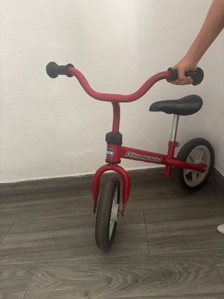 Bicicleta sin pedales roja