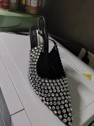 Sandalia tacón pedrería negra y plateada