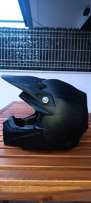 Casco de moto negro. Talla L