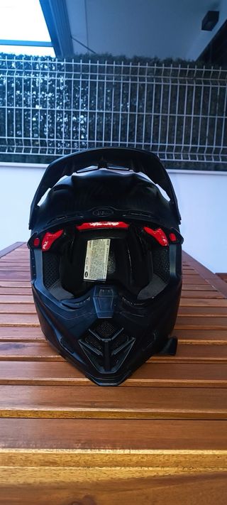 Casco de moto negro. Talla L