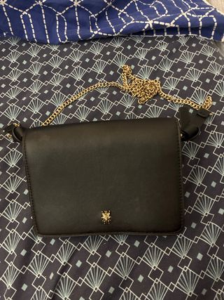 Bolso Zara negro con cadena dorada
