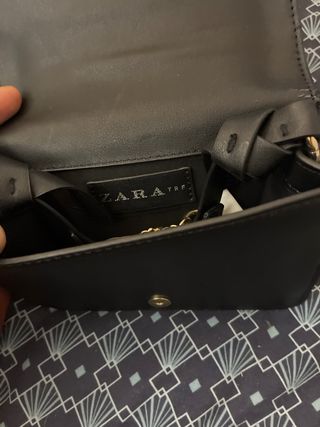 Bolso Zara negro con cadena dorada