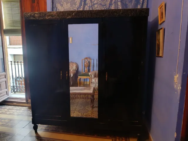 Armario negro con espejo