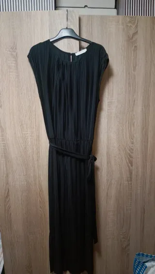 Vestido negro plisado con cinturón