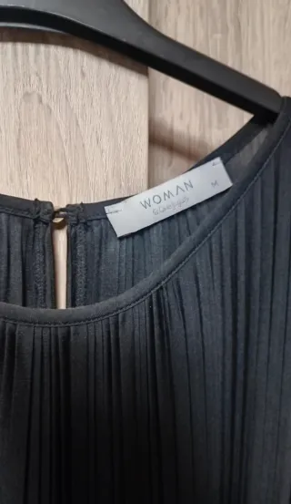 Vestido negro plisado con cinturón