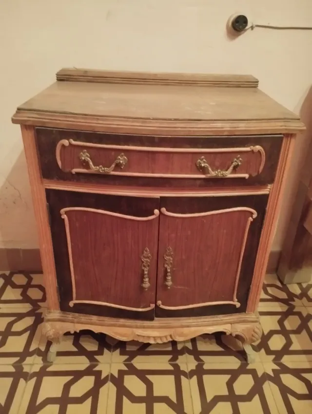 2 Mesilla de madera con cajones y puertas